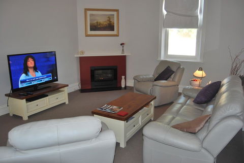 Jacaranda Cottage - E Caravan Parks 2