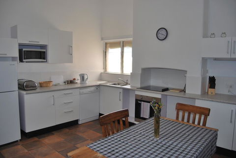 Jacaranda Cottage - E Caravan Parks 8