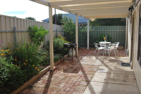 Jacaranda Cottage - E Caravan Parks 5