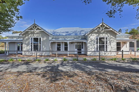 Grandview Accommodation - The Elm Tree Apartments - E Caravan Parks 30