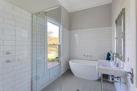 Grandview Accommodation - The Elm Tree Apartments - E Caravan Parks 19