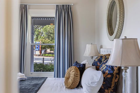 Grandview Accommodation - The Elm Tree Apartments - E Caravan Parks 11