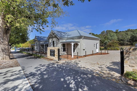 Grandview Accommodation - The Elm Tree Apartments - E Caravan Parks 31