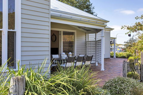 Grandview Accommodation - The Elm Tree Apartments - E Caravan Parks 25