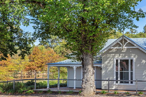 Grandview Accommodation - The Elm Tree Apartments - E Caravan Parks 1