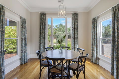 Grandview Accommodation - The Elm Tree Apartments - E Caravan Parks 7
