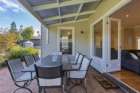 Grandview Accommodation - The Elm Tree Apartments - E Caravan Parks 27