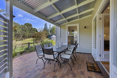 Grandview Accommodation - The Elm Tree Apartments - E Caravan Parks 5