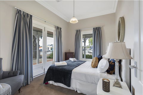 Grandview Accommodation - The Elm Tree Apartments - E Caravan Parks 10
