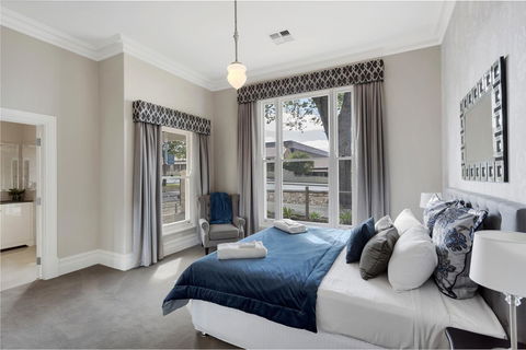 Grandview Accommodation - The Elm Tree Apartments - E Caravan Parks 2