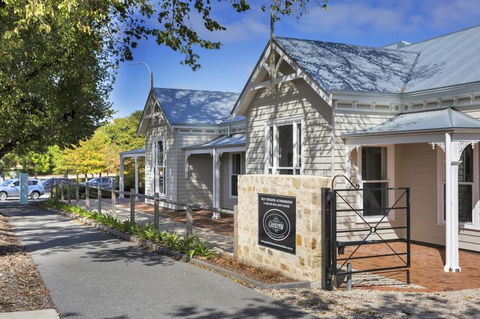 Grandview Accommodation - The Elm Tree Apartments - E Caravan Parks 0