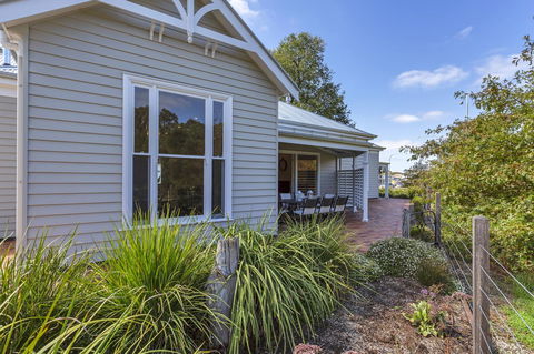 Grandview Accommodation - The Elm Tree Apartments - E Caravan Parks 24