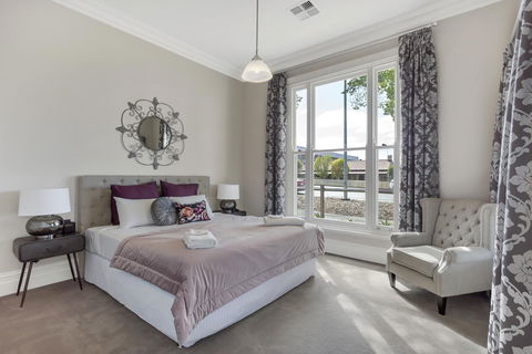 Grandview Accommodation - The Elm Tree Apartments - E Caravan Parks 9