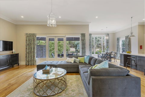 Grandview Accommodation - The Elm Tree Apartments - E Caravan Parks 4