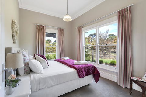 Grandview Accommodation - The Elm Tree Apartments - E Caravan Parks 12