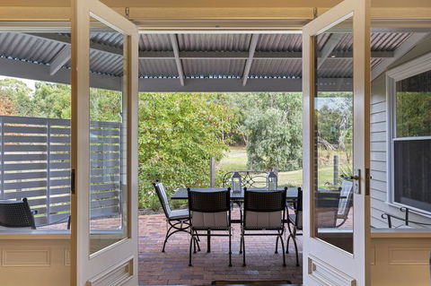 Grandview Accommodation - The Elm Tree Apartments - E Caravan Parks 18