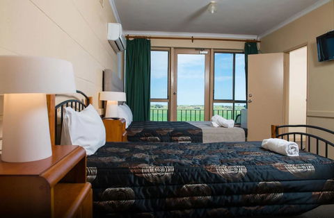 Tailem Bend Riverside Hotel - E Caravan Parks 1