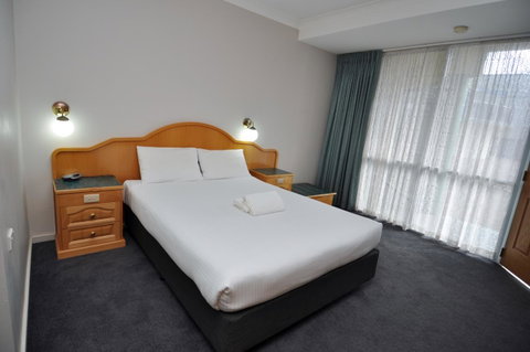 Hilton Beachfront Motel - E Caravan Parks 24