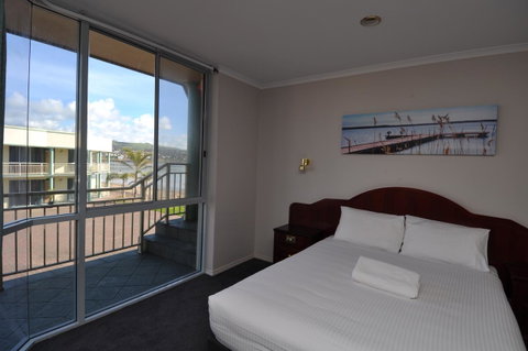 Hilton Beachfront Motel - E Caravan Parks 34