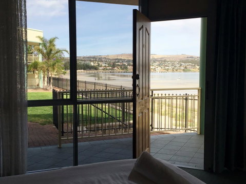 Hilton Beachfront Motel - E Caravan Parks 18