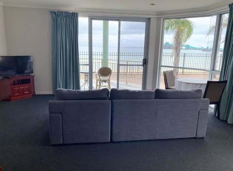 Hilton Beachfront Motel - E Caravan Parks 7