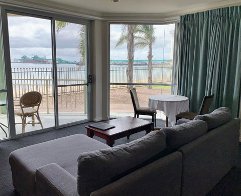 Hilton Beachfront Motel - E Caravan Parks 15