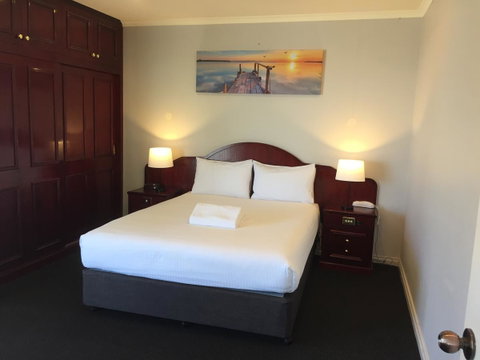 Hilton Beachfront Motel - E Caravan Parks 8