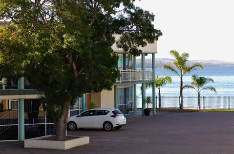 Hilton Beachfront Motel - E Caravan Parks 42