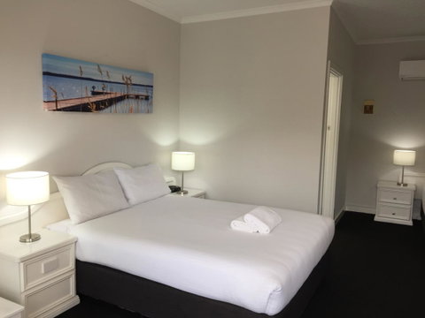 Hilton Beachfront Motel - E Caravan Parks 5