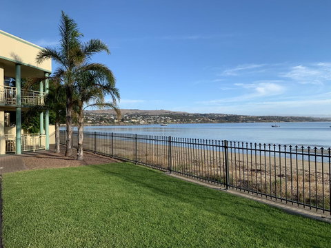 Hilton Beachfront Motel - E Caravan Parks 4