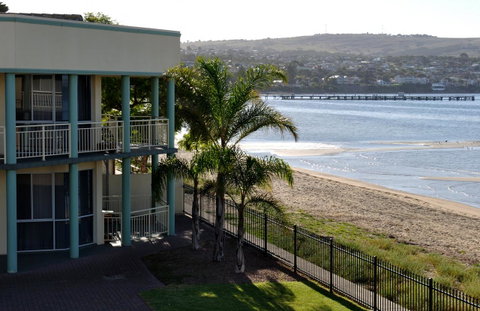 Hilton Beachfront Motel - E Caravan Parks 40