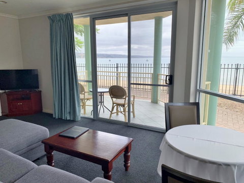 Hilton Beachfront Motel - E Caravan Parks 3
