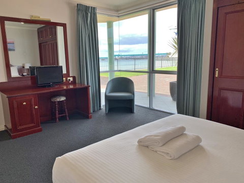 Hilton Beachfront Motel - E Caravan Parks 14