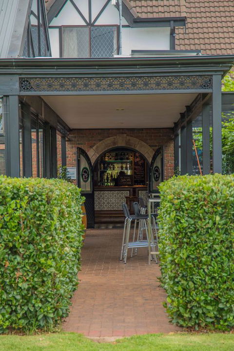 Mick O\'Sheas - E Caravan Parks 40