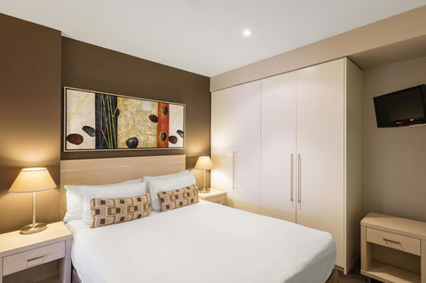 Apartments @ 16 Holdfast - E Caravan Parks 9