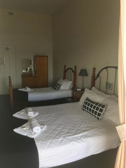 Grosvenor Hotel - E Caravan Parks 9