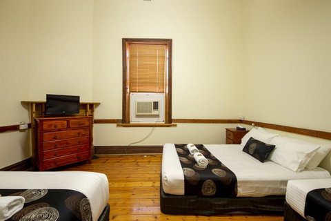 City Centre Motel Hotel - E Caravan Parks 1
