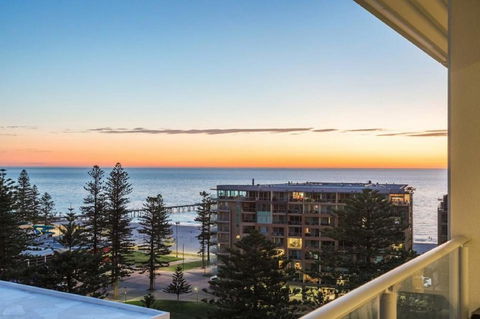 Glenelg Skyline Penthouse - E Caravan Parks 3