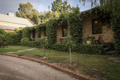The Rising Sun Hotel - E Caravan Parks 17