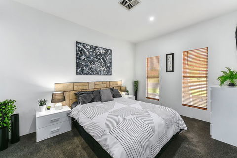 KENNEDY EXECUTIVE TOWNHOUSE - E Caravan Parks 4