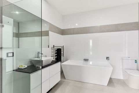 KENNEDY EXECUTIVE TOWNHOUSE - E Caravan Parks 1