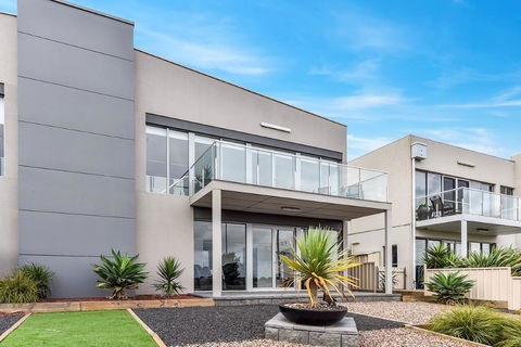KENNEDY EXECUTIVE TOWNHOUSE - E Caravan Parks 17