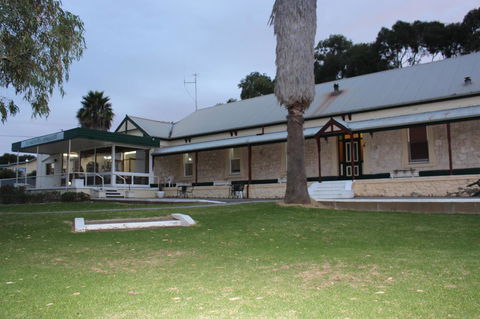 Island Motel Kingscote - E Caravan Parks 1