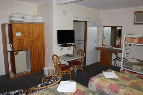 Island Motel Kingscote - E Caravan Parks 30