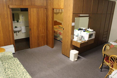 Island Motel Kingscote - E Caravan Parks 12