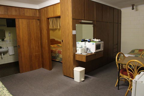 Island Motel Kingscote - E Caravan Parks 9