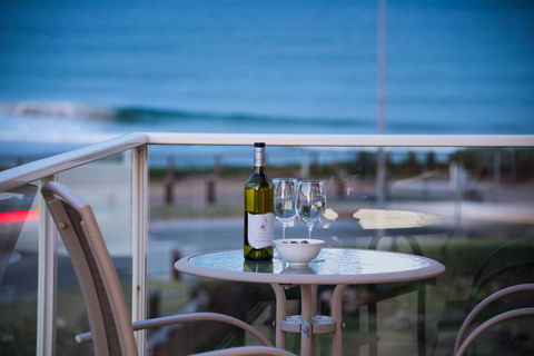 Stylish 3 Bedroom Beachview Apartment - E Caravan Parks 3