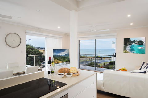 Stylish 3 Bedroom Beachview Apartment - E Caravan Parks 5