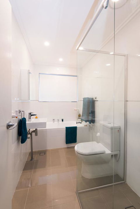 Stylish 3 Bedroom Beachview Apartment - E Caravan Parks 12