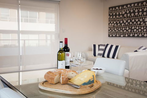 Stylish 3 Bedroom Beachview Apartment - E Caravan Parks 9